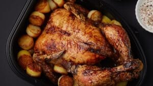 Dourar um frango assado no forno