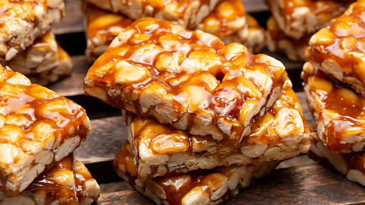 Doce tradicional pé de moleque com amendoim caramelizado