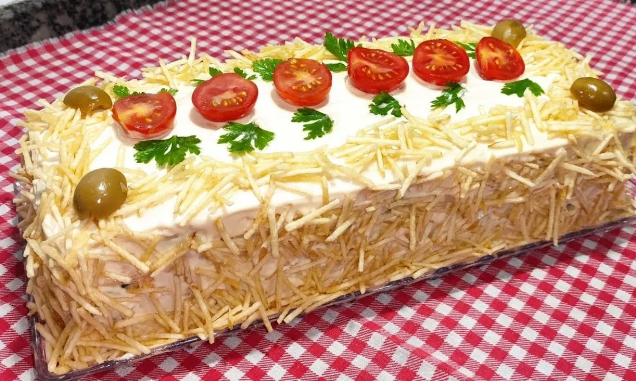 Deliciosa Torta Fria Decorada com Batata Palha e Tomate Cereja
